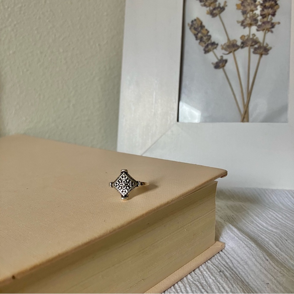 Elegant Silver Filigree Ring - Picture 5 of 12